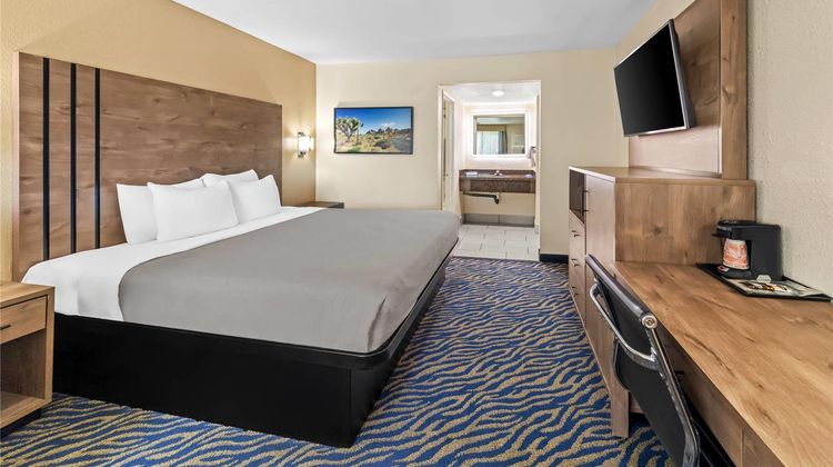 Quality Inn & Suites Victorville Suite