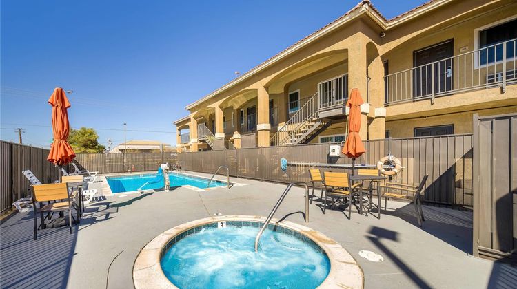 Quality Inn & Suites Victorville Pool