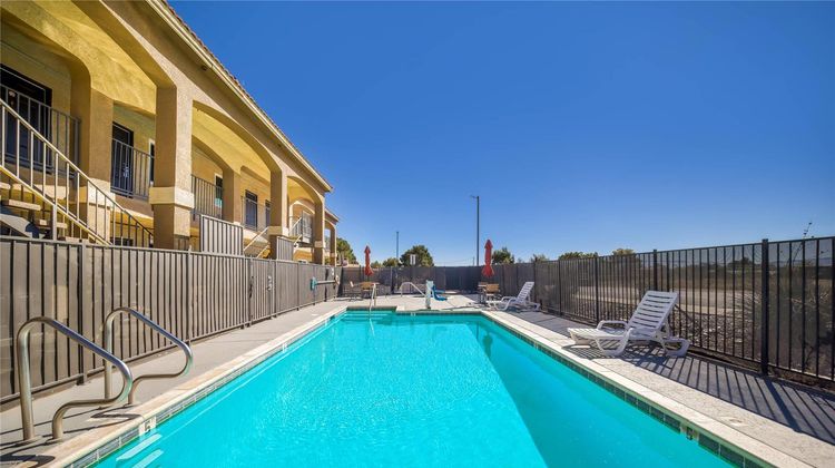 Quality Inn & Suites Victorville Pool