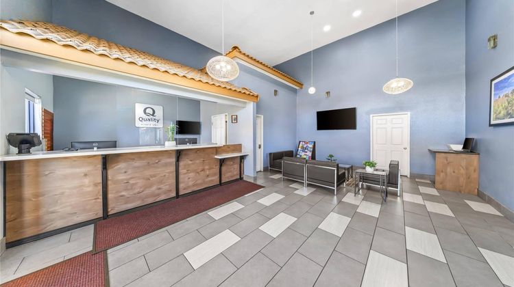 Quality Inn & Suites Victorville Lobby