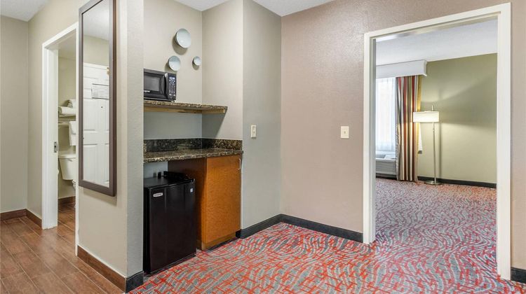 Comfort Inn & Suites North Charleston Suite