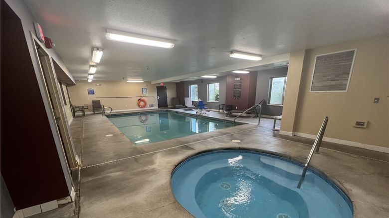 <b>SureStay by Best Western Roseburg Pool</b>. Images powered by <a href="https://iceportal.shijigroup.com/" title="IcePortal" target="_blank">IcePortal</a>.