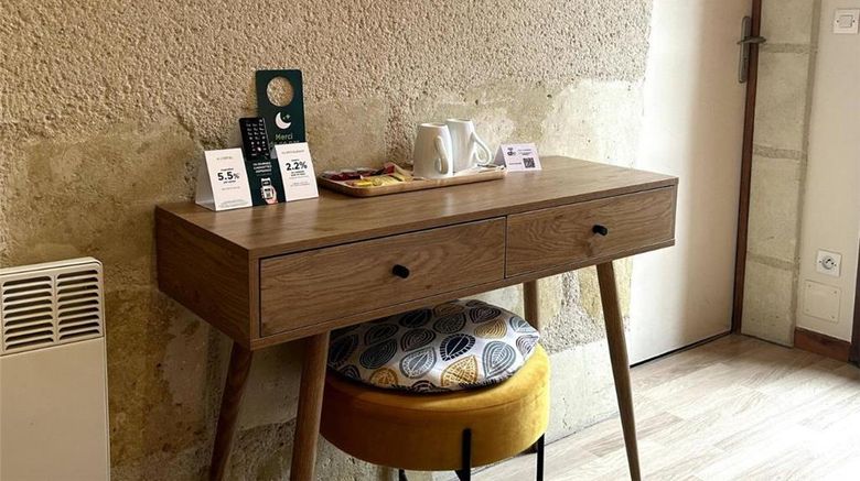 <b>Auberge le Colombien Room</b>. Images powered by <a href="https://iceportal.shijigroup.com/" title="IcePortal" target="_blank">IcePortal</a>.