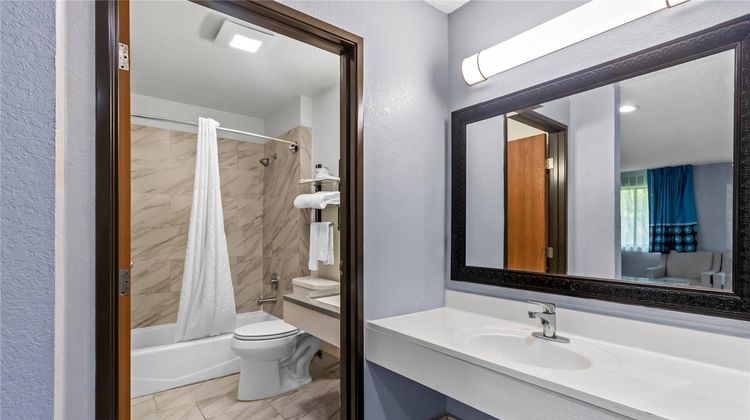 Rodeway Inn Delmont Suite