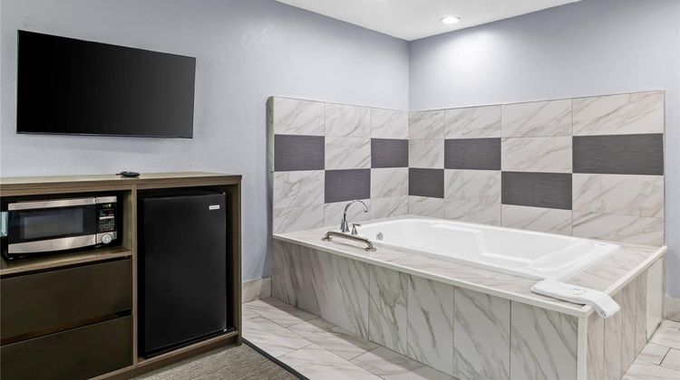Rodeway Inn Delmont Suite