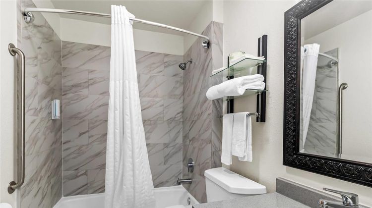 Rodeway Inn Delmont Suite