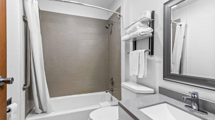 Rodeway Inn Delmont Room