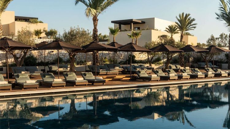 Luura Paros Cliff Meeting