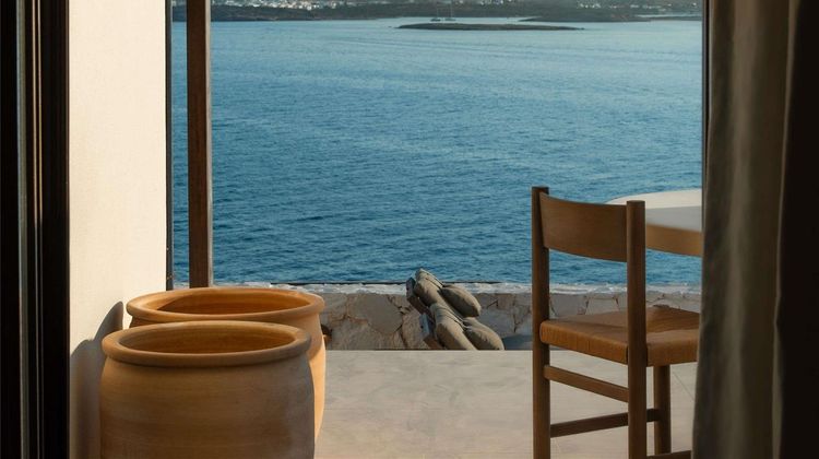 Luura Paros Cliff Suite