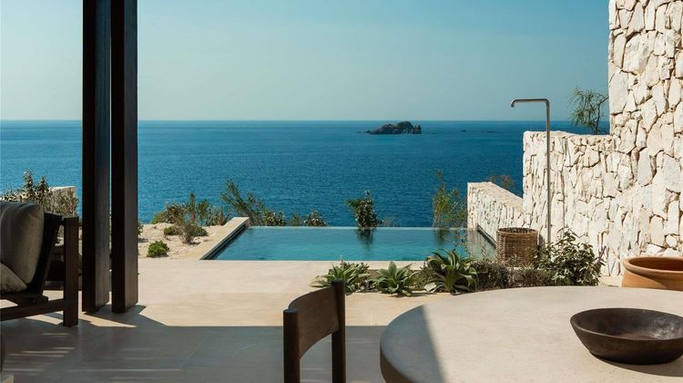Luura Paros Cliff Suite