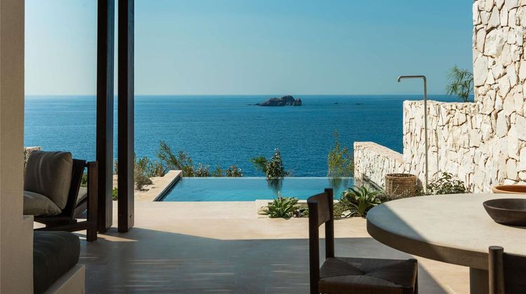 Luura Paros Cliff Room