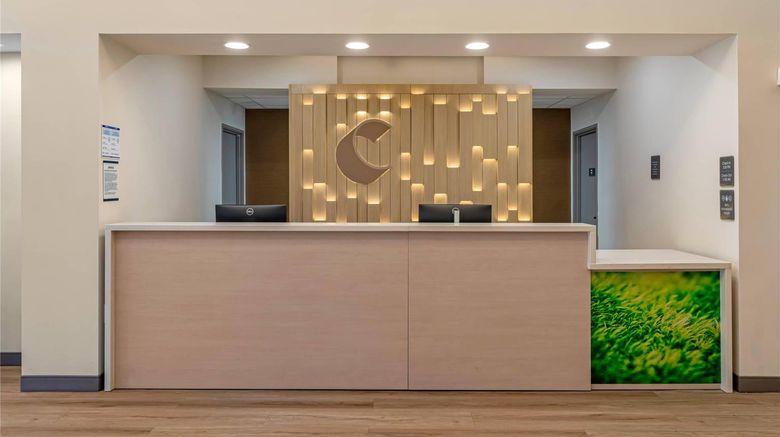 <b>Comfort Inn & Suites Lobby</b>. Images powered by <a href="https://iceportal.shijigroup.com/" title="IcePortal" target="_blank">IcePortal</a>.