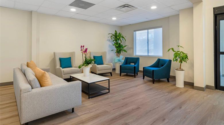 <b>Comfort Inn & Suites Lobby</b>. Images powered by <a href="https://iceportal.shijigroup.com/" title="IcePortal" target="_blank">IcePortal</a>.