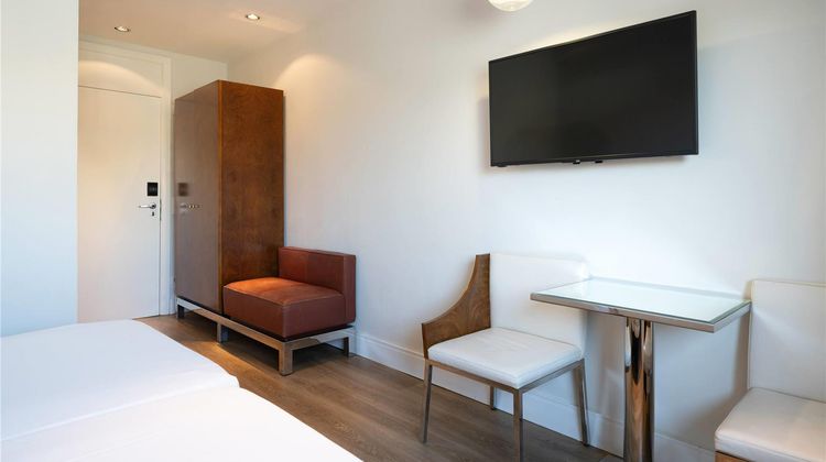 UR Palacio Avenida Room