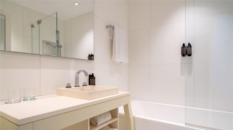 UR Palacio Avenida Room