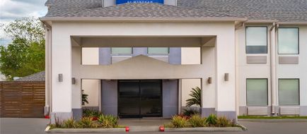 Baymont by Wyndham Iowa Lake Charles Exterior