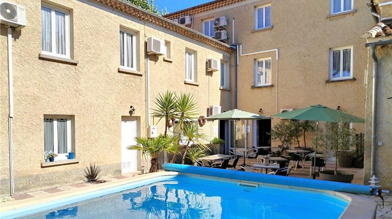 <b>La Bastide d'Entraigues Pool</b>. Images powered by <a href="https://iceportal.shijigroup.com/" title="IcePortal" target="_blank">IcePortal</a>.