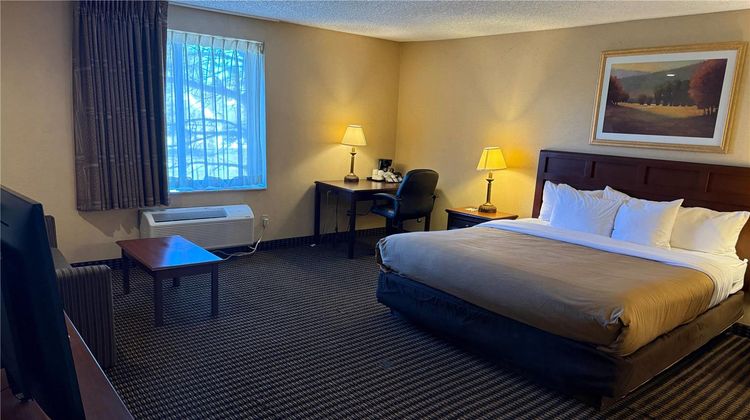 Wingate by Wyndham Livonia Room