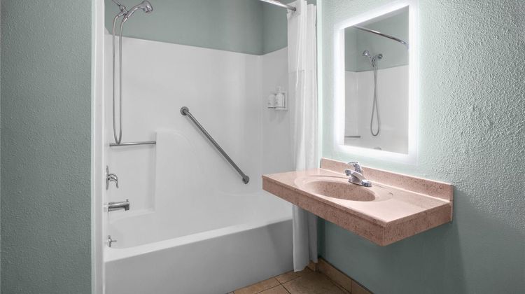 Wingate by Wyndham Livonia Room