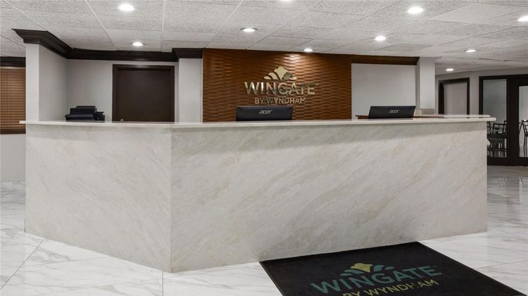 Wingate by Wyndham Livonia Lobby