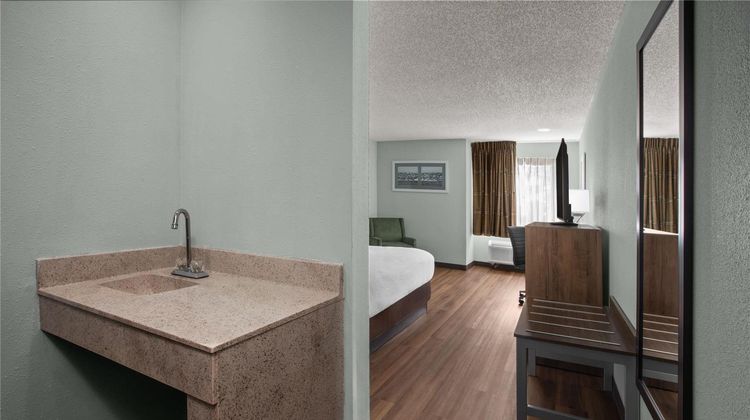 Wingate by Wyndham Livonia Room