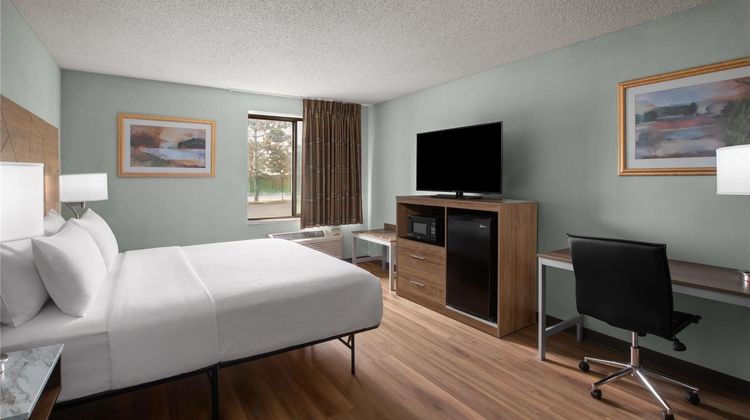 Wingate by Wyndham Livonia Suite