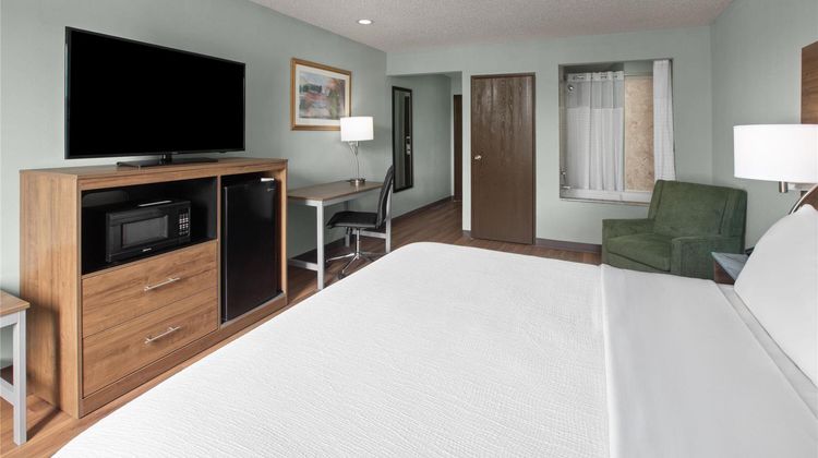 Wingate by Wyndham Livonia Suite