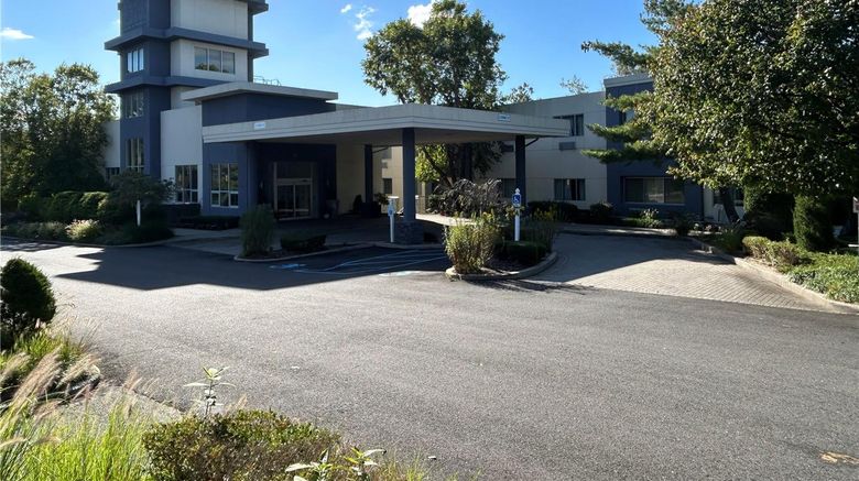 <b>Best Western Plainview-Long Island Hotel Exterior</b>. Images powered by <a href="https://iceportal.shijigroup.com/" title="IcePortal" target="_blank">IcePortal</a>.