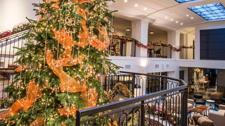 <b>Hotel Theodore Lobby</b>. Images powered by <a href="https://iceportal.shijigroup.com/" title="IcePortal" target="_blank">IcePortal</a>.