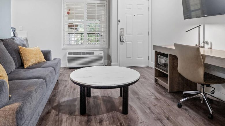 <b>University Park Inn & Suites, An Ascend Suite</b>. Images powered by <a href="https://iceportal.shijigroup.com/" title="IcePortal" target="_blank">IcePortal</a>.