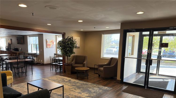 Wingate by Wyndham Utica Lobby
