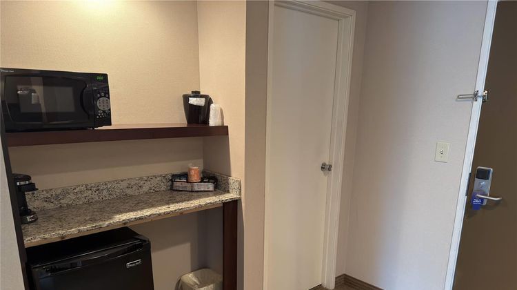Wingate by Wyndham Utica Room