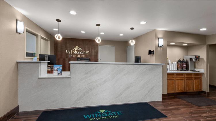 Wingate by Wyndham Utica Lobby
