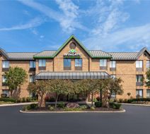 Wingate by Wyndham Utica Exterior