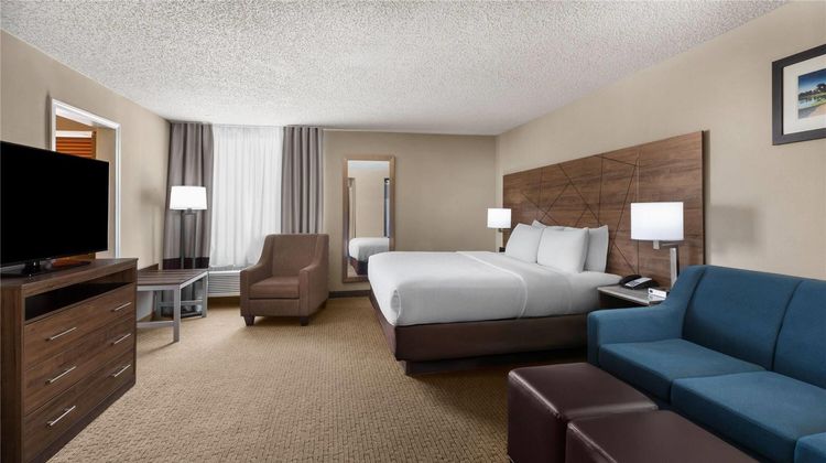 Wingate by Wyndham Utica Suite
