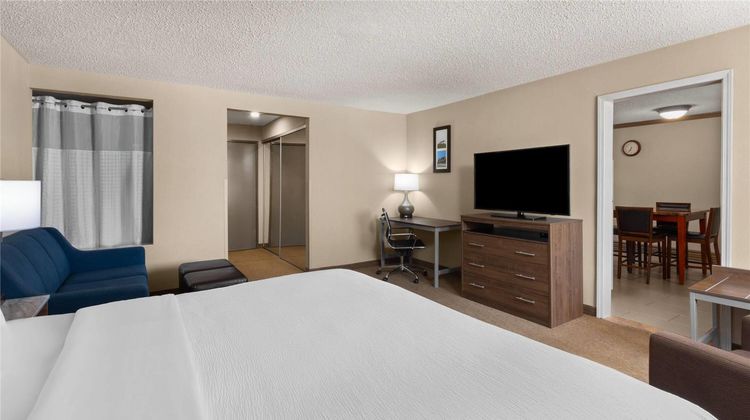 Wingate by Wyndham Utica Suite