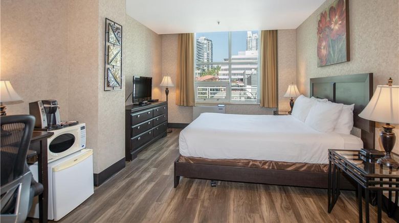 <b>Lonsdale Quay Hotel Room</b>. Images powered by <a href="https://iceportal.shijigroup.com/" title="IcePortal" target="_blank">IcePortal</a>.