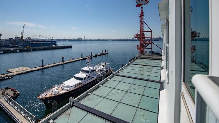 Lonsdale Quay Hotel Suite