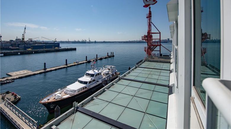 <b>Lonsdale Quay Hotel Suite</b>. Images powered by <a href="https://iceportal.shijigroup.com/" title="IcePortal" target="_blank">IcePortal</a>.