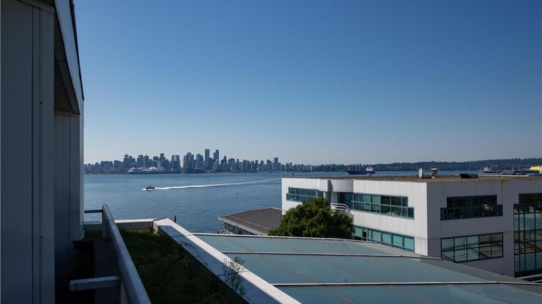 <b>Lonsdale Quay Hotel Suite</b>. Images powered by <a href="https://iceportal.shijigroup.com/" title="IcePortal" target="_blank">IcePortal</a>.
