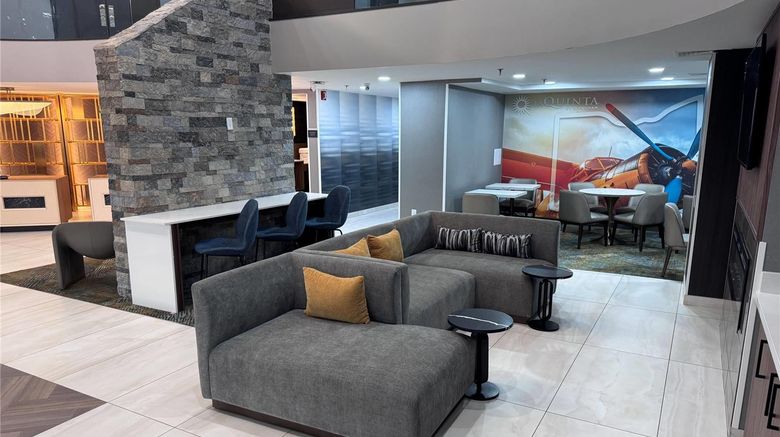 <b>La Quinta Inn & Suites Miamisburg Lobby</b>. Images powered by <a href="https://iceportal.shijigroup.com/" title="IcePortal" target="_blank">IcePortal</a>.