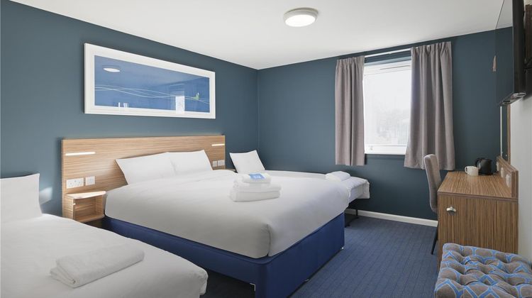 Travelodge Cardiff Gate Room