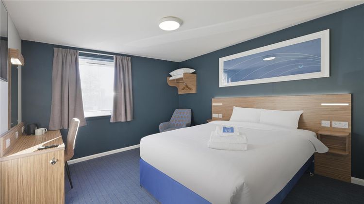 Travelodge Cardiff Gate Room