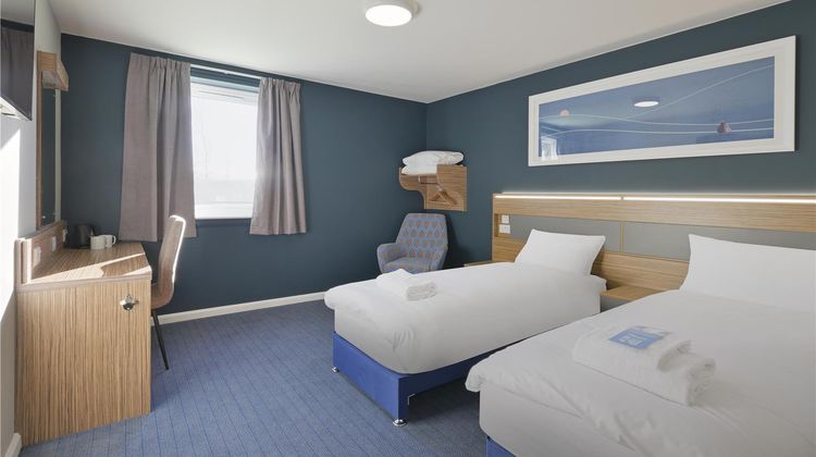 Travelodge Cardiff Gate Room
