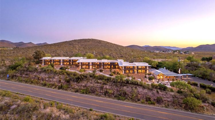 Tombstone Lookout Lodge Exterior