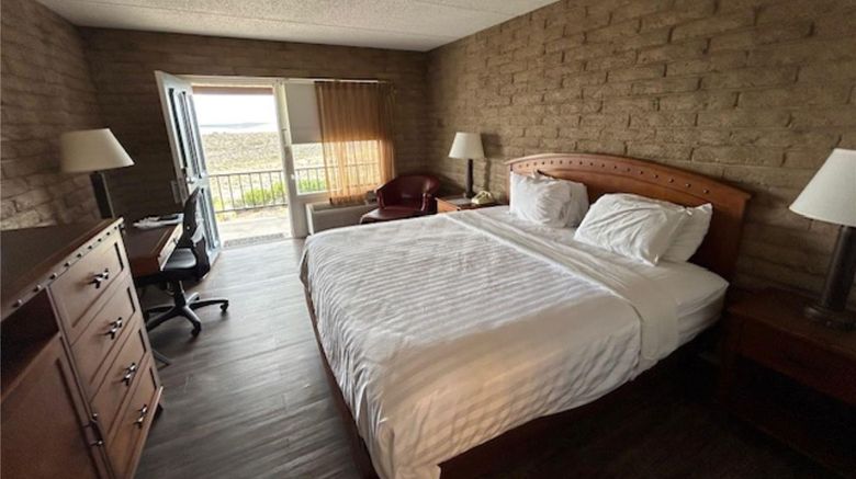 <b>Tombstone Lookout Lodge Room</b>. Images powered by <a href="https://iceportal.shijigroup.com/" title="IcePortal" target="_blank">IcePortal</a>.