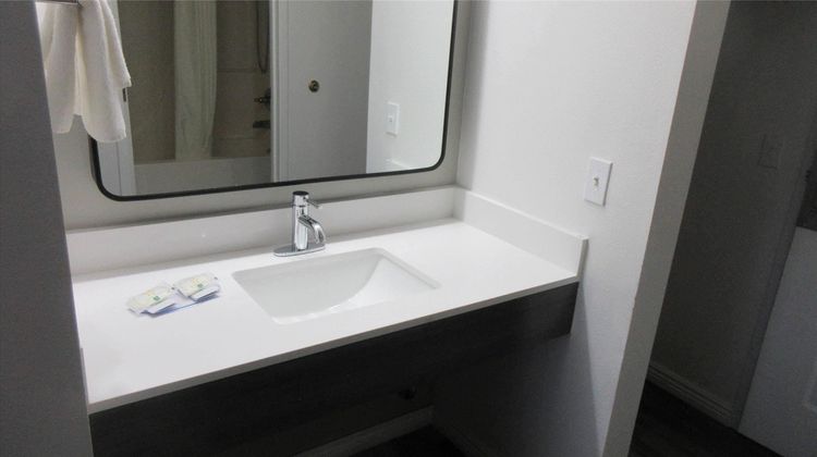 Quality Inn Carlin Room