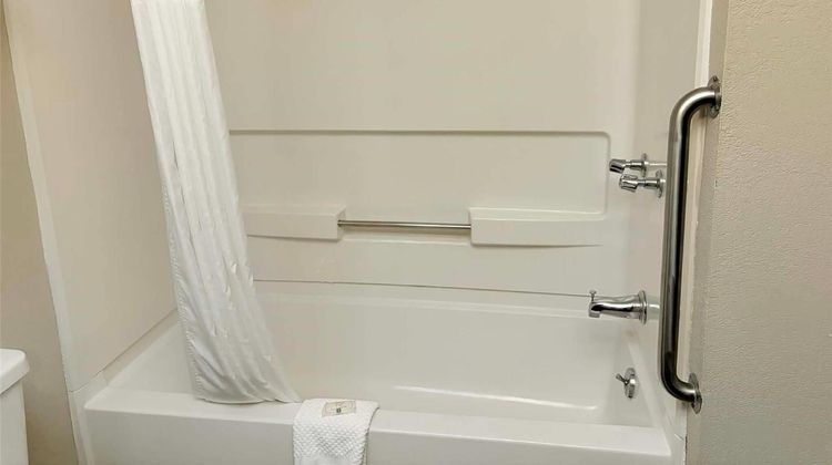 AmericInn by Wyndham Holland Room