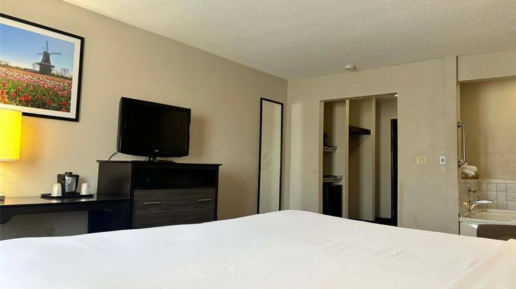 AmericInn by Wyndham Holland Room