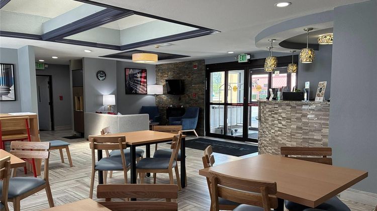 AmericInn by Wyndham Holland Restaurant